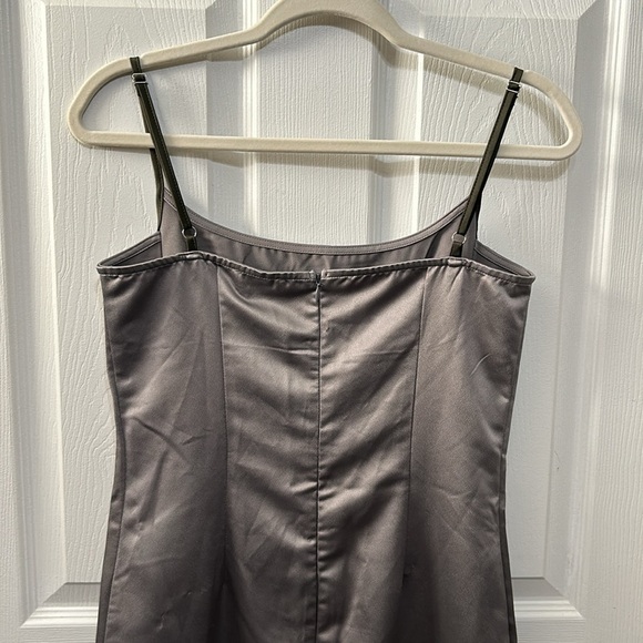 Prettylittlething dress. NWT Gray. Spaghettis straps. Midi length. Size 6 - Picture 5 of 9